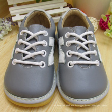 Zapatos grises del bebé del gris del cordón del cordón